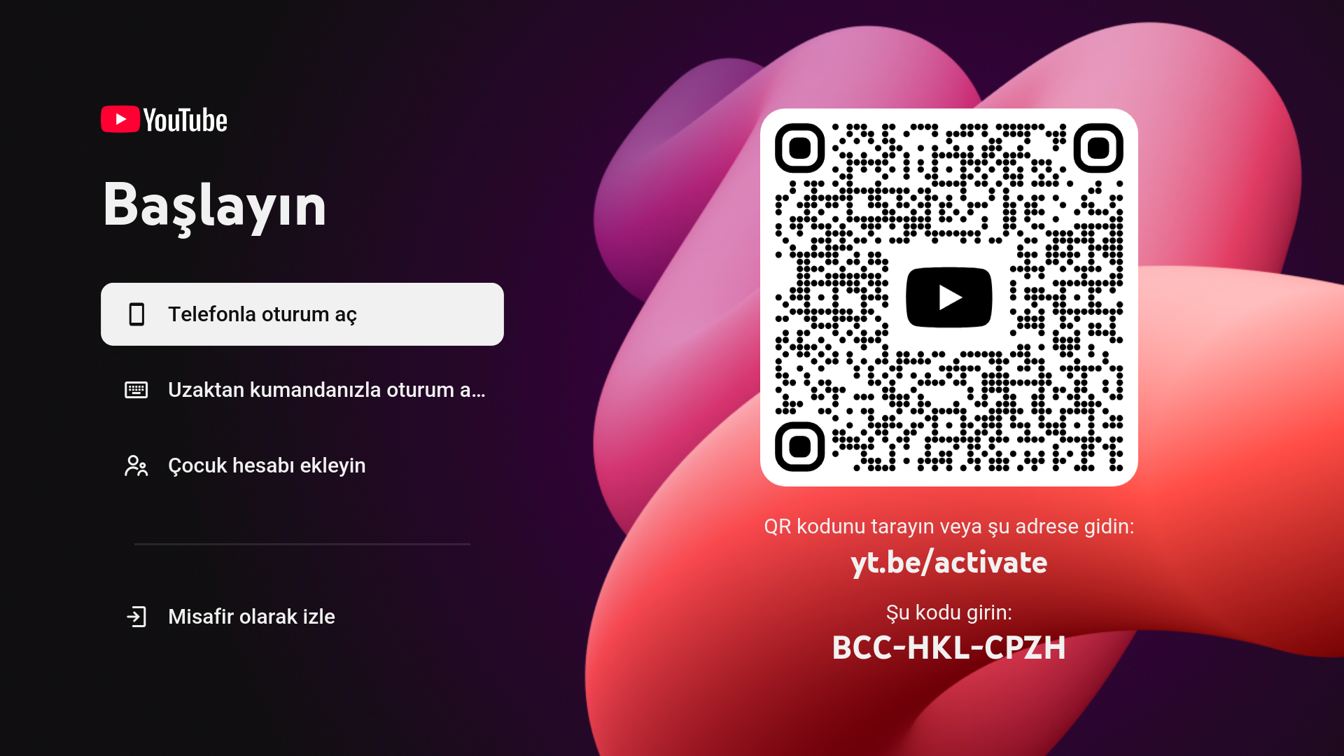 Huésped escaneando un código QR en la TV de la habitación para usar su propia suscripción de streaming